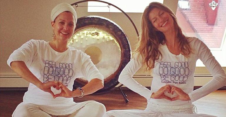 Gisele Bündchen pratica ioga em prol de campanha de caridade