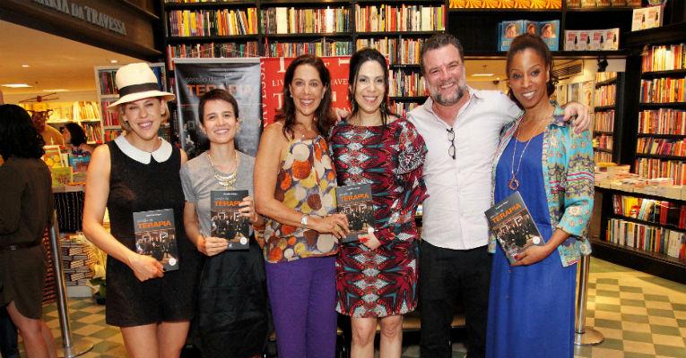Jaqueline Vargas autografou o livro da série de sucesso “Sessão de Terapia”