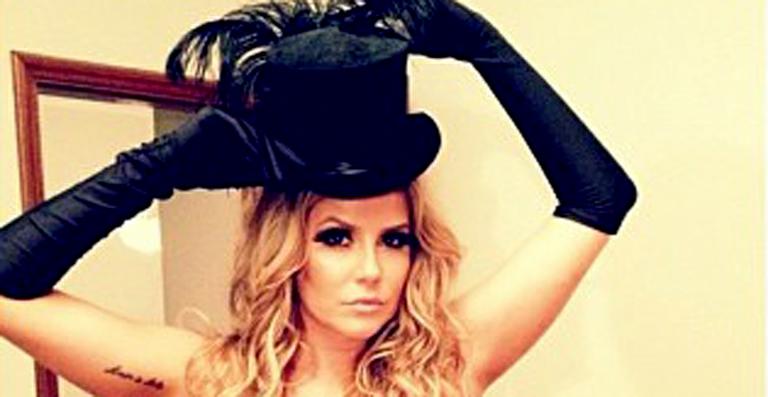 Deborah Secco faz 34 anos com festa à fantasia