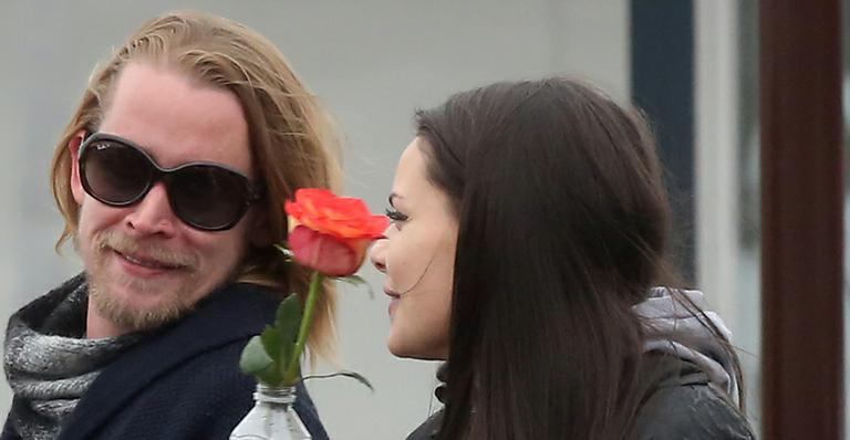 Macaulay Culkin namora sósia de Mila Kunis, sua ex