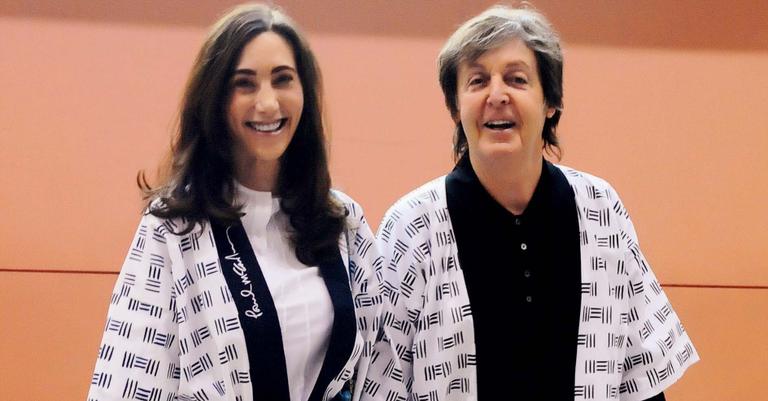 Paul Mccartney chega de quimono e faz séries de shows no Japão