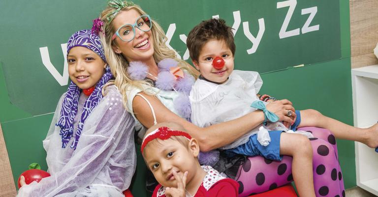 Karina Bacchi se dedica em brincadeiras com crianças com câncer