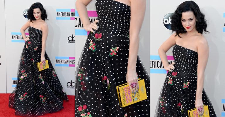 Com unhas decoradas, Katy Perry faz mix de estampa e textura sem pesar o visual