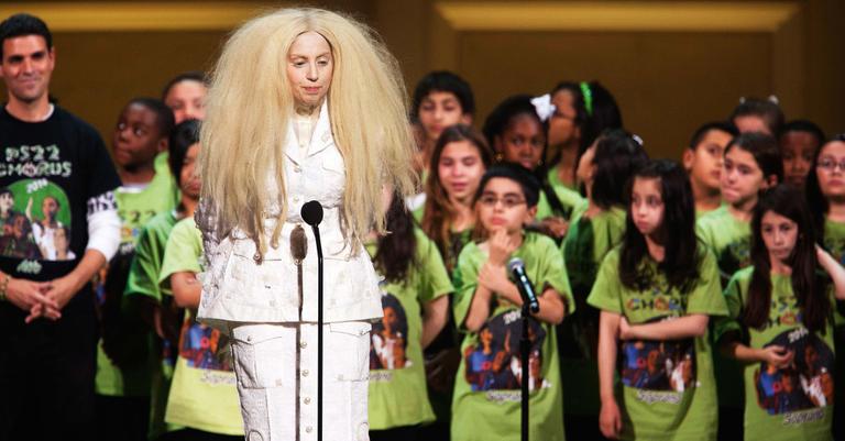 Com visual excêntrico, Lady Gaga é premiada em ação contra o bullying