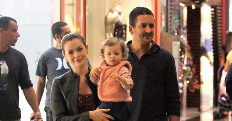 Bianca Castanho passeia em shopping com a filha Cecília e o marido Henry
