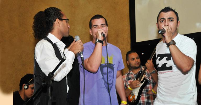 Thiago Martins sobe ao palco e solta a voz em evento paulista