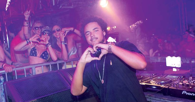 DJ Connor Cruise apresenta seu set em festival de música eletrônica na Bahia