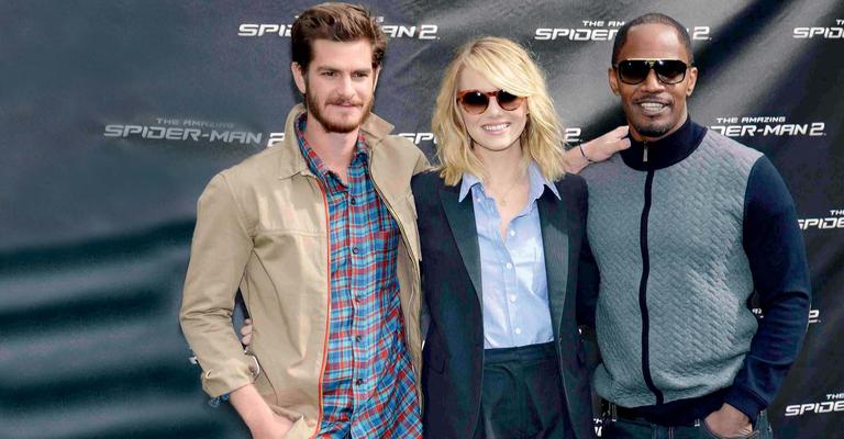 Andrew Garfield e Emma Stone posam para fotos em divulgação do O Espetacular Homem-Aranha 2