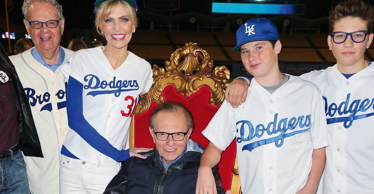 Larry King faz 80 anos e ganha festa surpresa