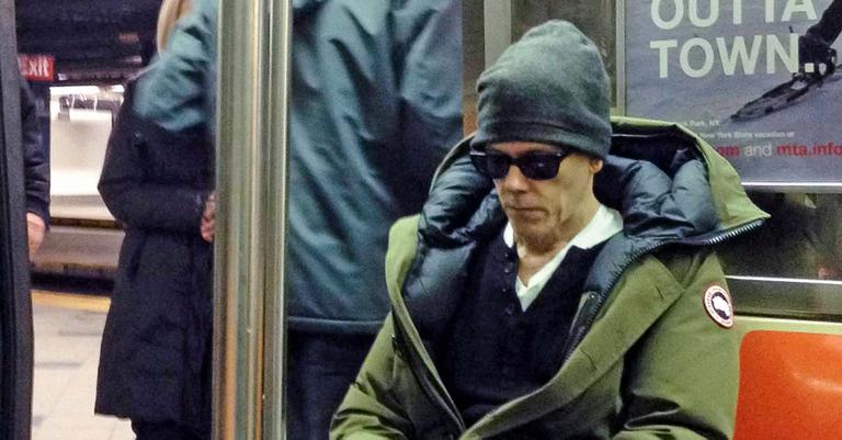 Kevin Bacon se mostra sustentável ao andar de metrô em NY