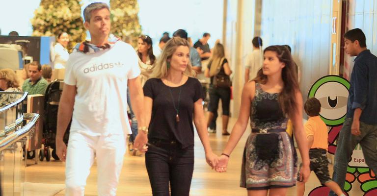Flávia Alessandra passeia em shopping da Barra no Rio com a família