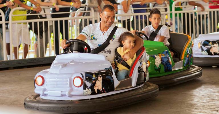 Cafu brinca com 400 crianças em parque de diversões em Vinhedo, SP