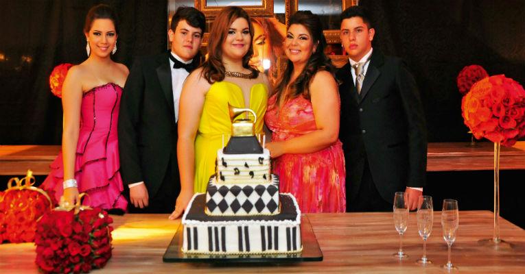 Fabiana Karla comemora os 15 anos da filha, Laura, com festa inspirada no Grammy