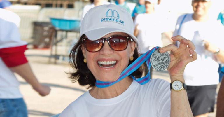 Regina Duarte faz caminhada pela saúde na capital paulista