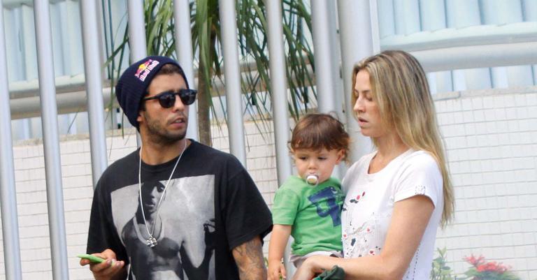 Luana Piovani passeia pela orla com o marido e o filho