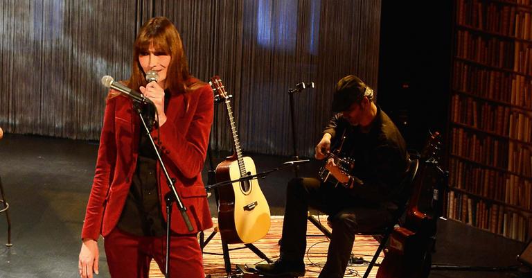 Carla Bruni canta na França e recebe o apoio do marido na platéia