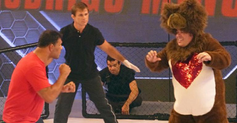 Minotauro ‘luta’ com Ursinho Bimbão interpretado por Leandro Hassum