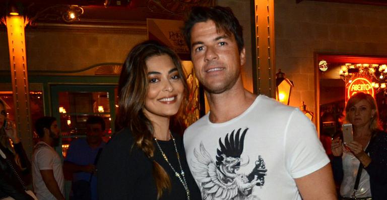 Juliana Paes vai com o marido à festa da atriz Sheron Menezzes