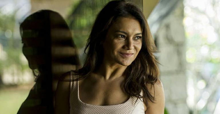 Dira Paes vive uma ricaça infiel na minissérie Amores Roubados