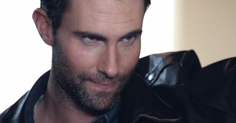Adam Levine aparece sexy em comercial