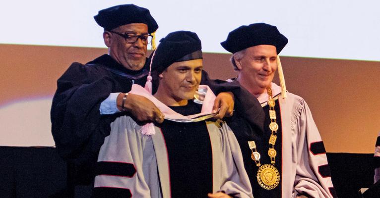 Dr. Alejandro Sanz recebe doutorado honorário