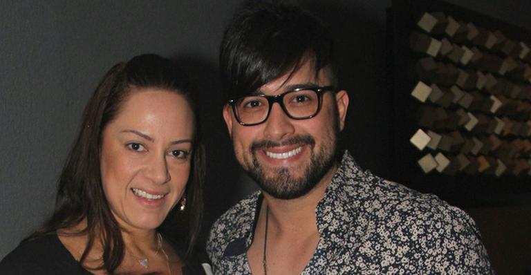 Silvia Abravanel curte show sertanejo com o noivo, Edu Pedroso