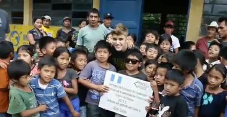 Justin Bieber coloca a mão na massa e ajuda a construir escola na Guatemala