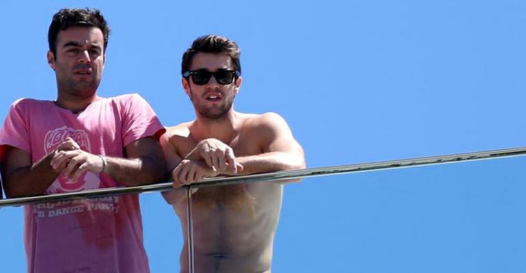 Joshua Bowman, de Revenge, curte dia de sol no Rio