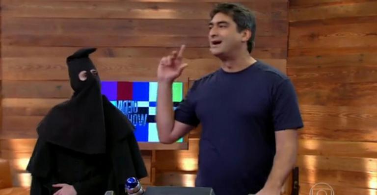 Zeca Camargo apresenta Video Show correndo em uma esteira