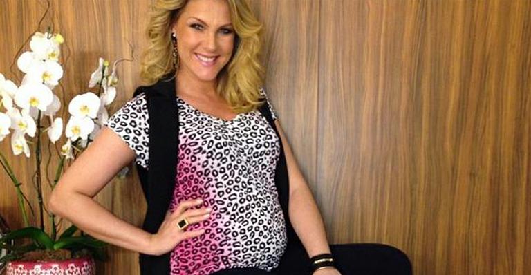 Ana Hickmann completa seis meses de gravidez e brinca: “Tipo modelo, só que sem cinturinha”
