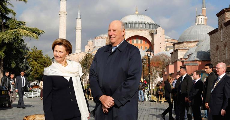 Reis Sonja e Harald visitam principais pontos turísticos em viagem à Istambul