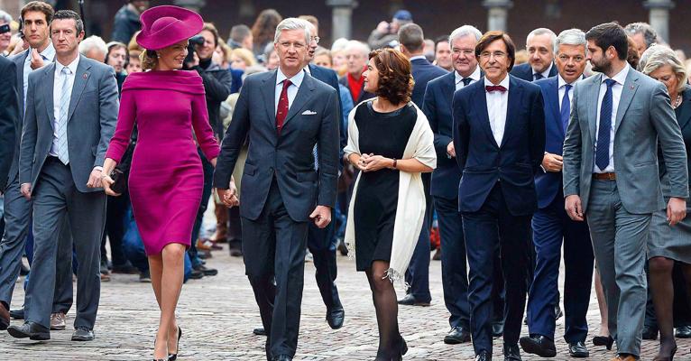 Reis Mathilde e Philippe em primeira viagem oficial após ascenderem ao trono