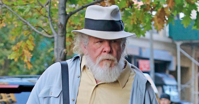 Nick Nolte caminha pelas ruas de Nova York com aparência irreconhecível