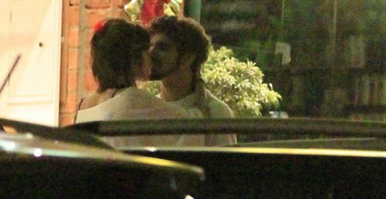 Caio Castro e Maria Casadevall trocam beijos em jantar