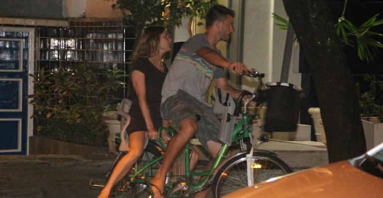 Fernanda Lima e Rodrigo Hilbert fazem passeio noturno de bicicleta