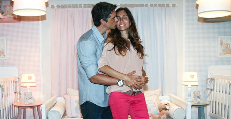 Márcio Garcia paparica a mulher grávida em evento