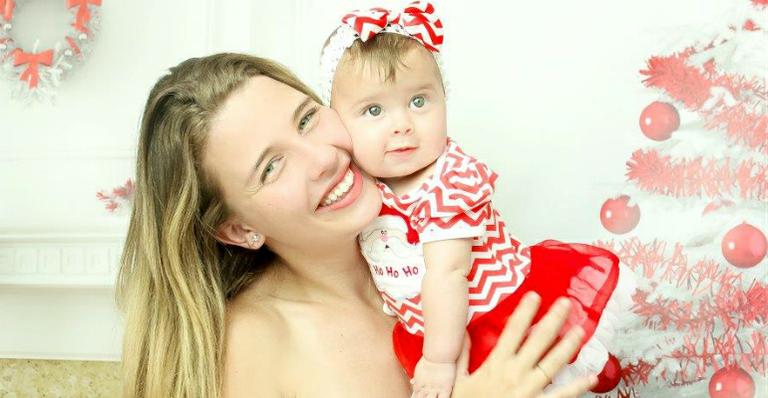 Debby Lagranha faz ensaio de Natal com a filha