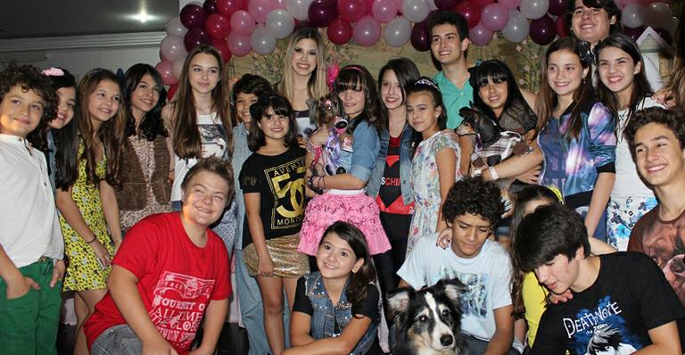 Larissa Manoela comemora aniversário da cachorrinha com elenco de ‘Carrossel’