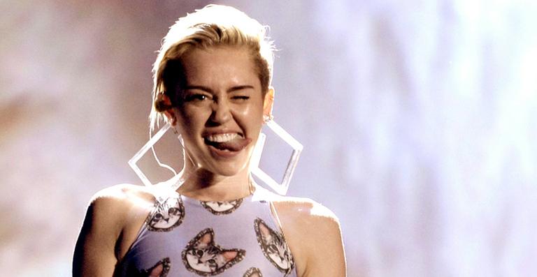 Miley Cyrus comemora: “Dois meses sem cigarro”