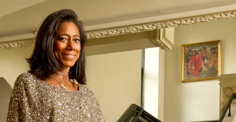 Gloria Maria diz que monitora as filhas por câmeras em suas viagens
