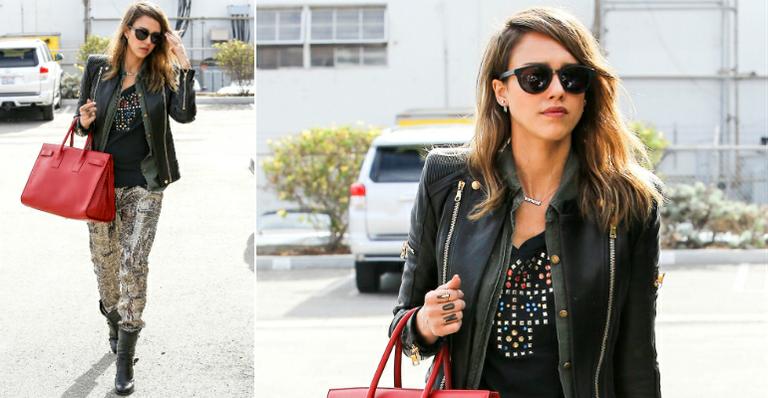 Jessica Alba aposta em visual roqueiro e casual. Saiba usar!