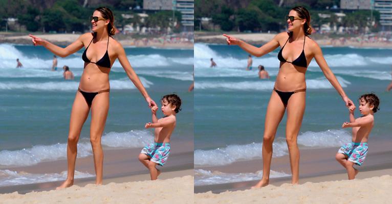 Letícia Birkheuer e seu filho, João Guilherme, curtem praia juntos em Ipanema