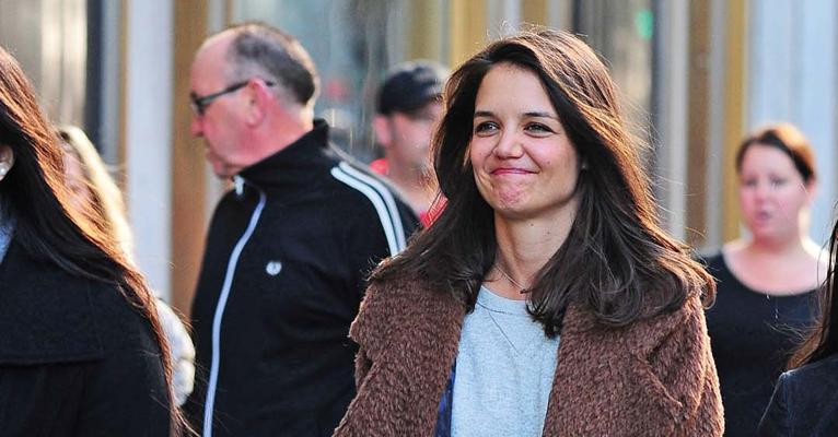 Katie Holmes volta ao lar após viagem à África do Sul