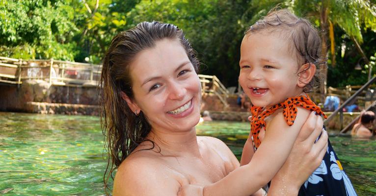 Bianca Castanho curte resort com o marido e a filha em Goiás