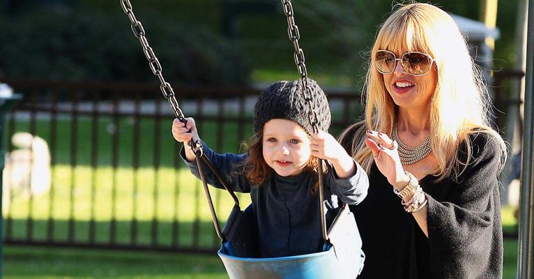 Prestes a dar a luz, Rachel Zoe brinca com o filho em parque de Los Angeles