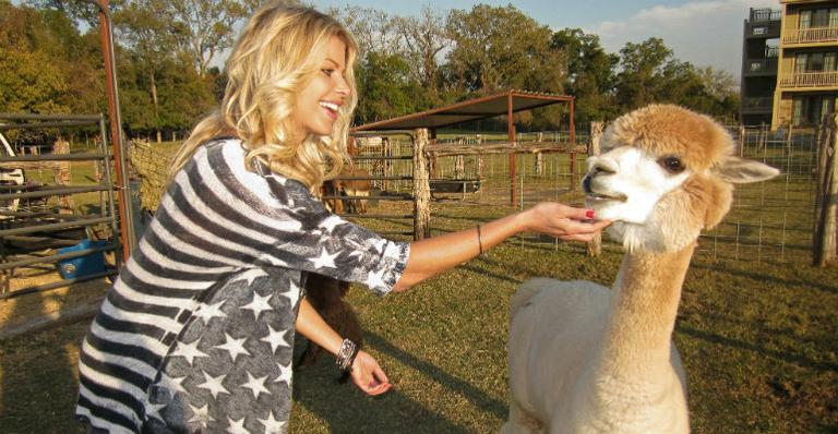 Karina Bacchi brinca com lhama em visita ao Texas