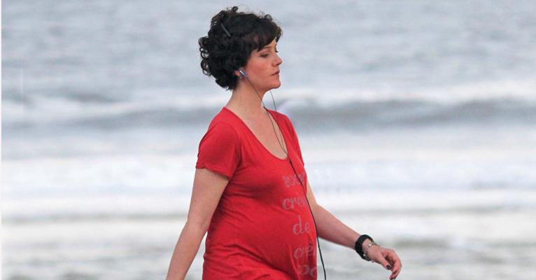 Larissa Maciel exibe barriga de oito meses durante caminhada pela orla da Barra no Rio