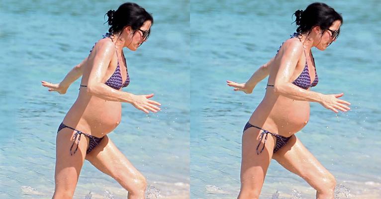 Andrea Corr, grávida, exibe barriga em férias no Caribe