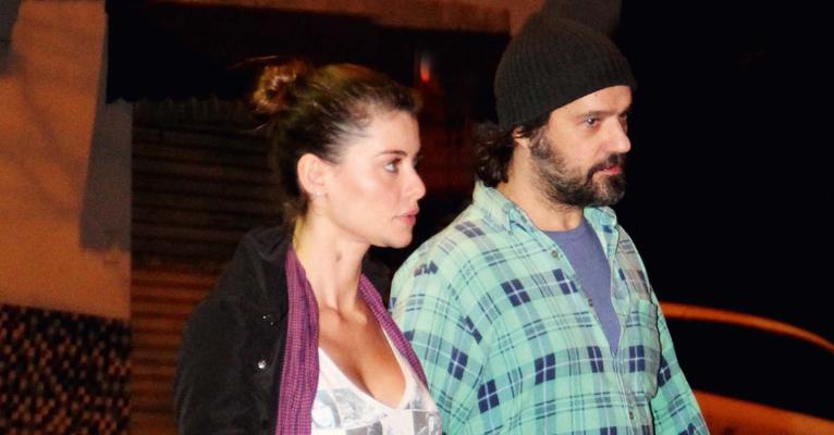 Alinne Moraes e o namorado Mauro Lima passeiam em Ipanema