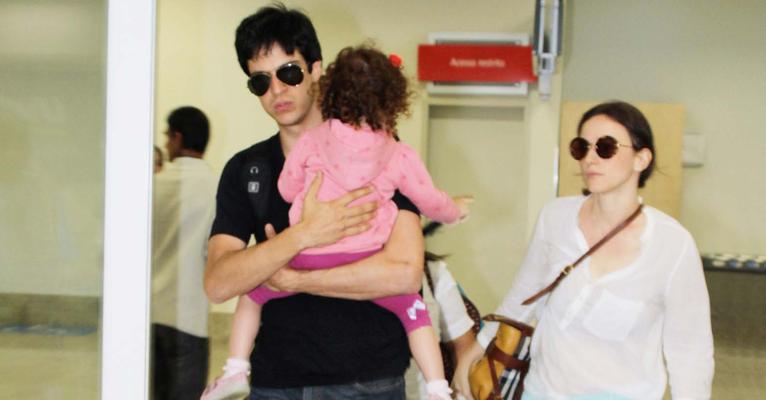 Mateus Solano e Paula Braun desembarcam em Vitória junto com a filha Vitória